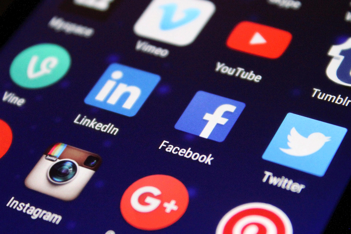 <span style="color:#333333;"><span style="font-size:30px;"><strong>Live streaming to 32 platforms Simultaneously</strong></span></span>